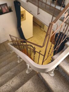 silla-salvaescaleras-curva-astur-movilidad-mieres
