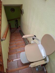 silla-salvaescaleras recta-interior leon-astur-movilidad
