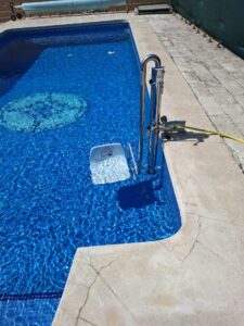 elevador-hidraulico-piscina-ribadeo-astur-movilidad