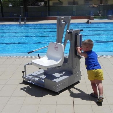 grua para piscinas instalada en polideportivo en Aviles por Astur Movilidad