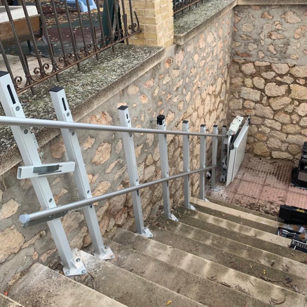 plataforma salvaescaleras instalada en urbanización en Cantabria