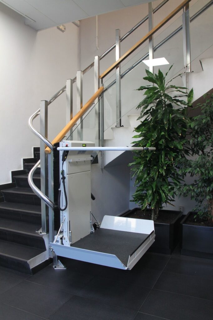 Plataforma salvaescaleras para curvas instalado y vendido en Oviedo