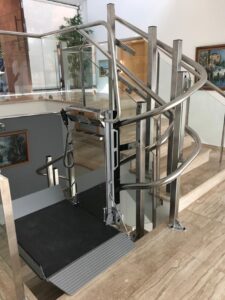 plataformas-salvaescaleras-curva-villaviciosa-astur-movilidad